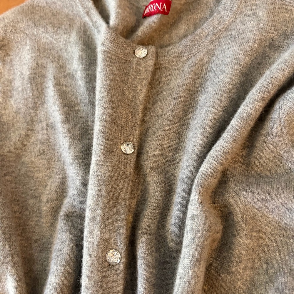 100% Cashmere | Gray Women's Botton-Down Cardigan. - Picture 12 of 13